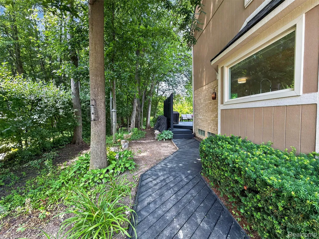 6713 Aurora Drive Troy City MI 48098