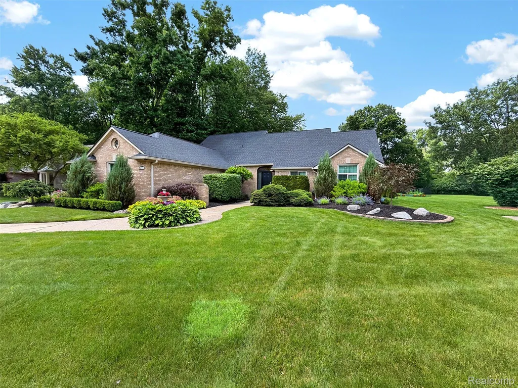 6713 Aurora Drive Troy City MI 48098
