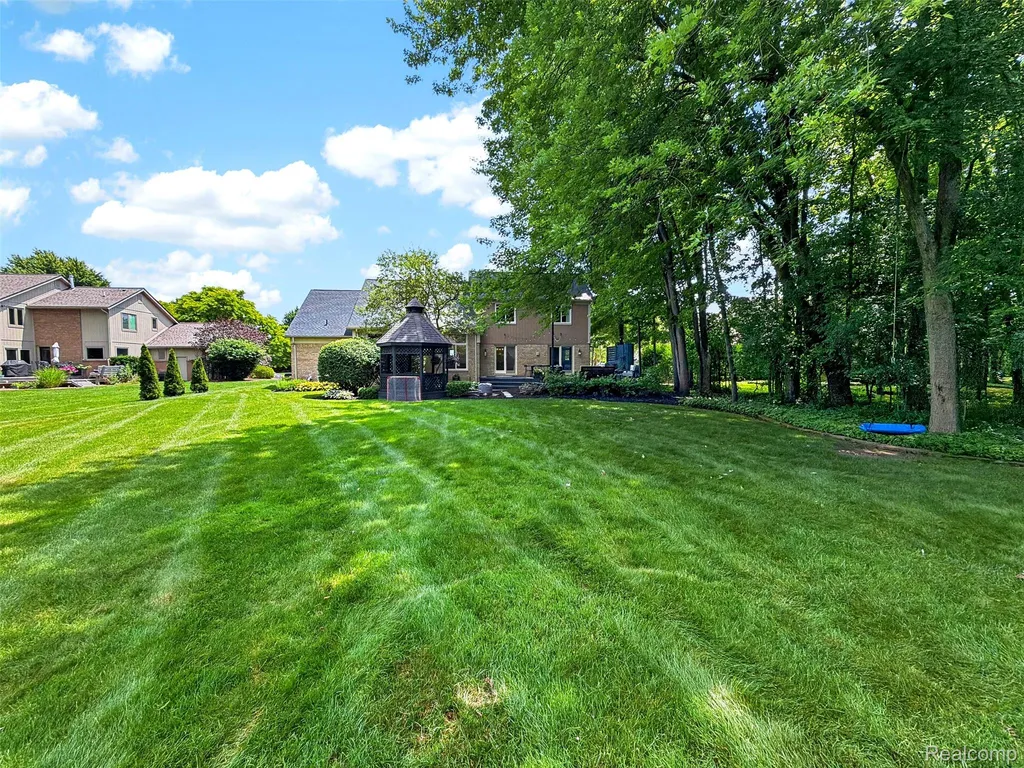 6713 Aurora Drive Troy City MI 48098
