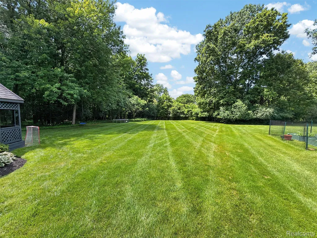 6713 Aurora Drive Troy City MI 48098
