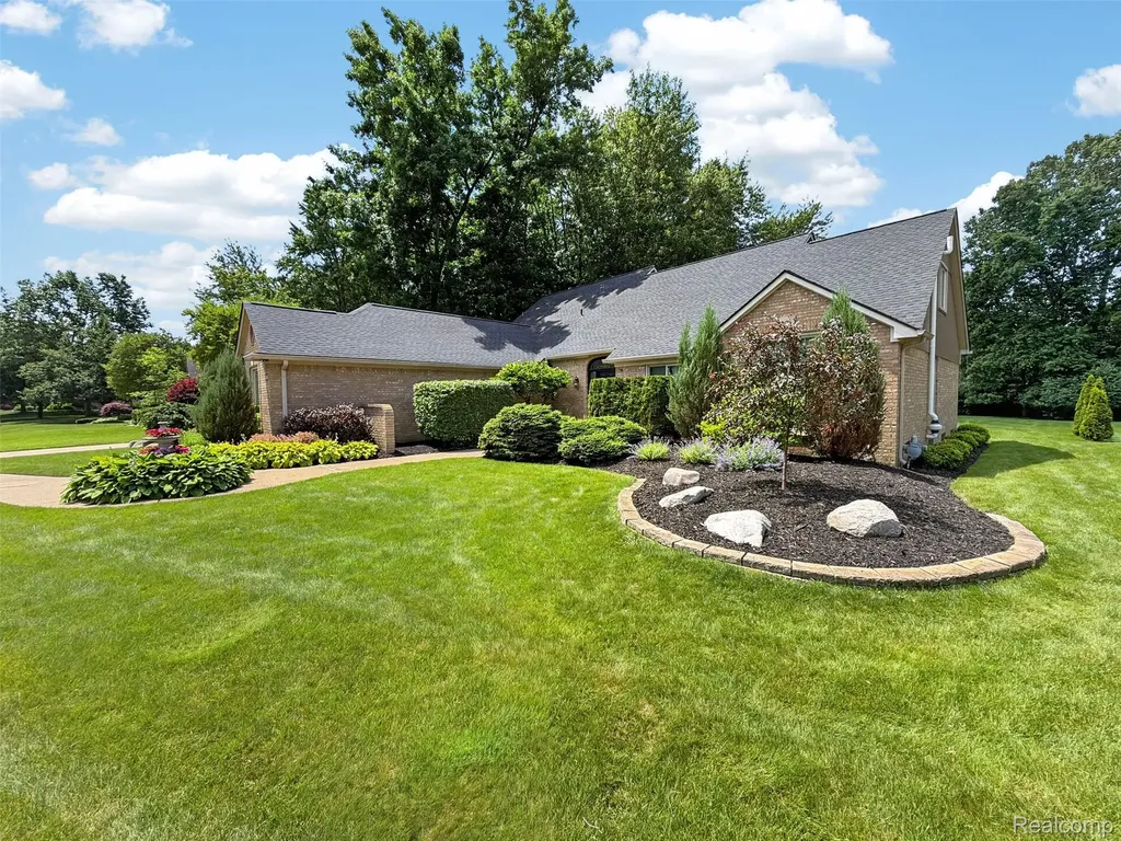 6713 Aurora Drive Troy City MI 48098