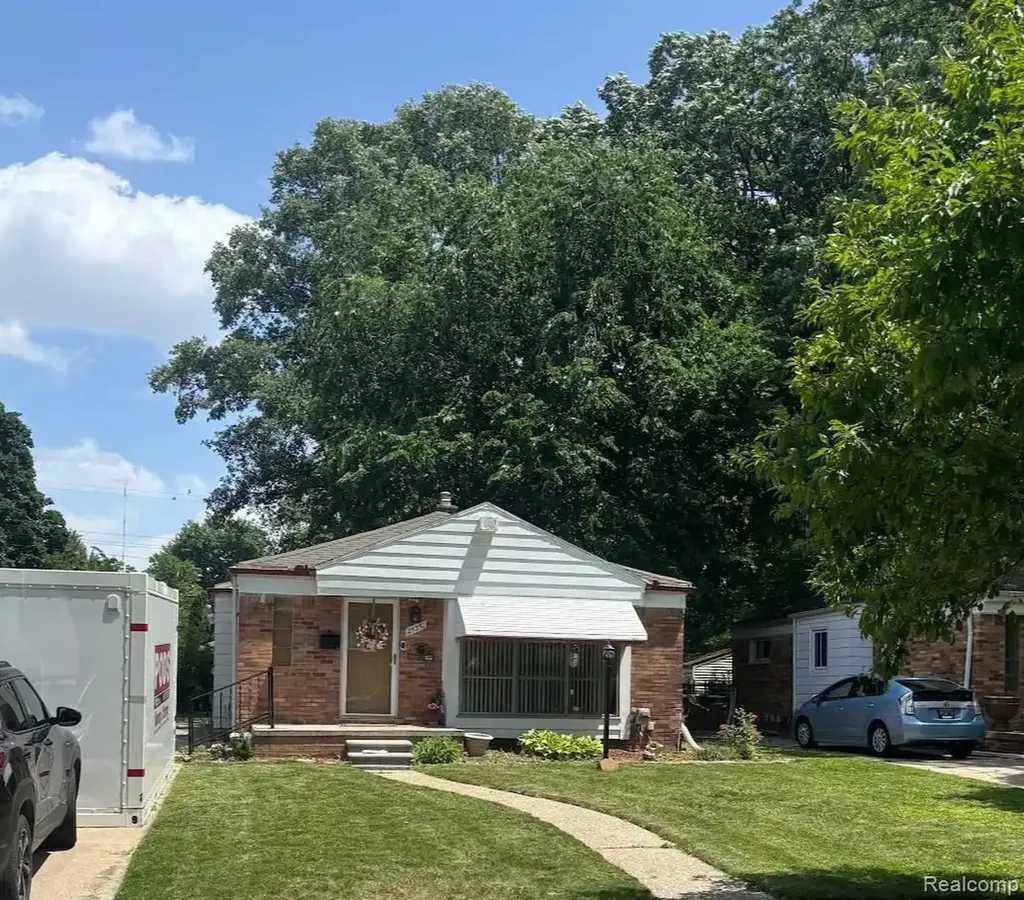 21350 Kipling Street Oak Park City MI 48237