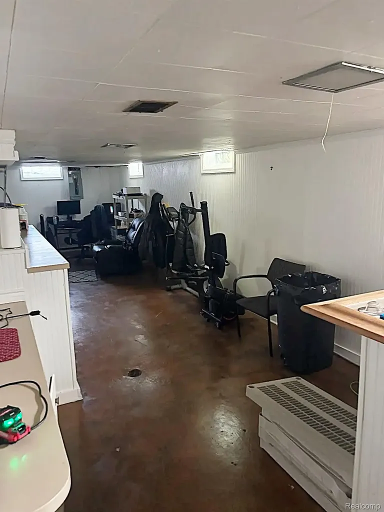 21350 Kipling Street Oak Park City MI 48237