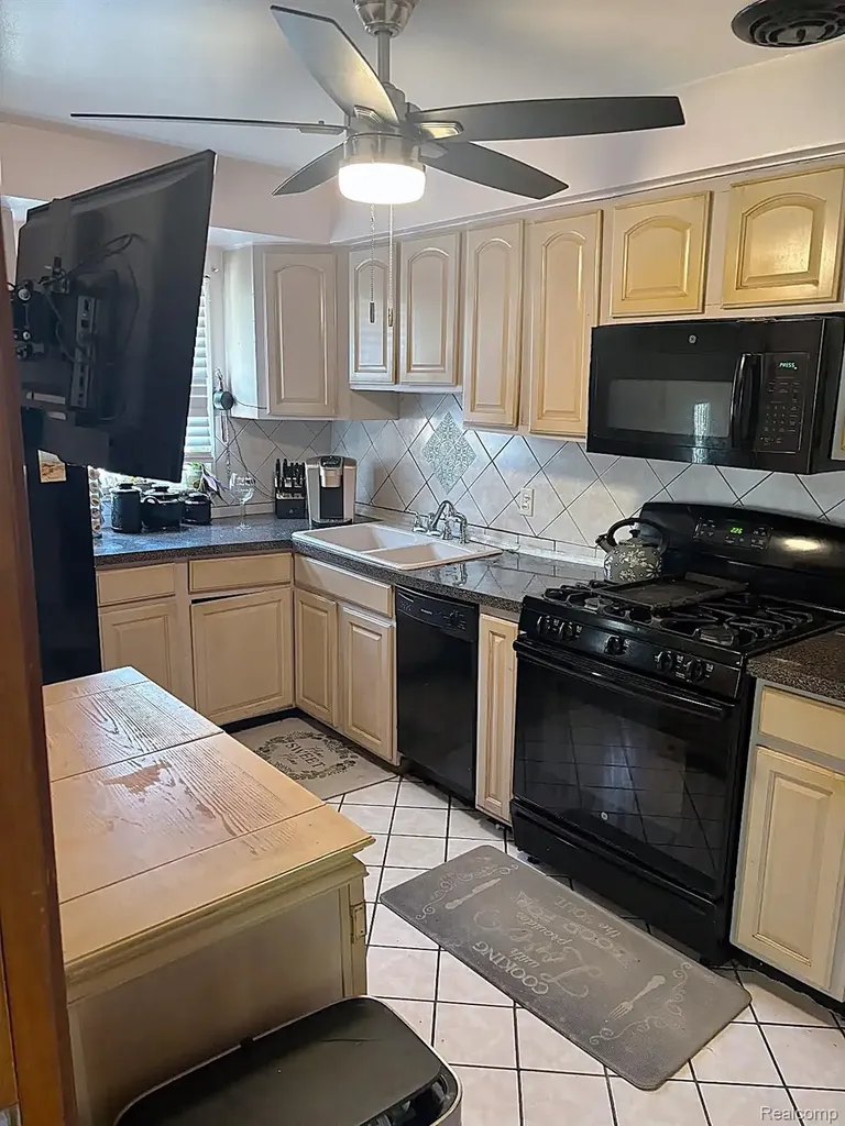 21350 Kipling Street Oak Park City MI 48237