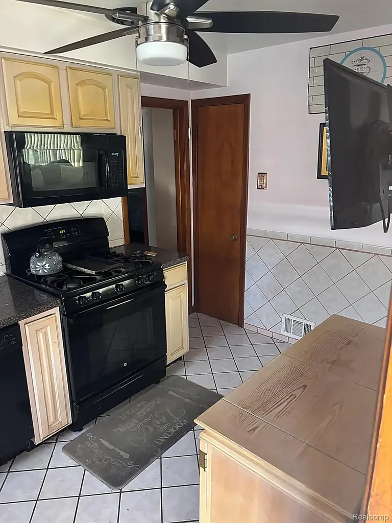 21350 Kipling Street Oak Park City MI 48237