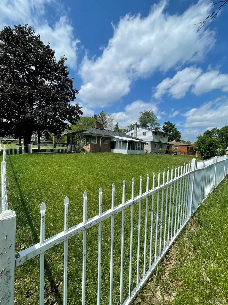 19800 Berg Road Detroit City MI 48219