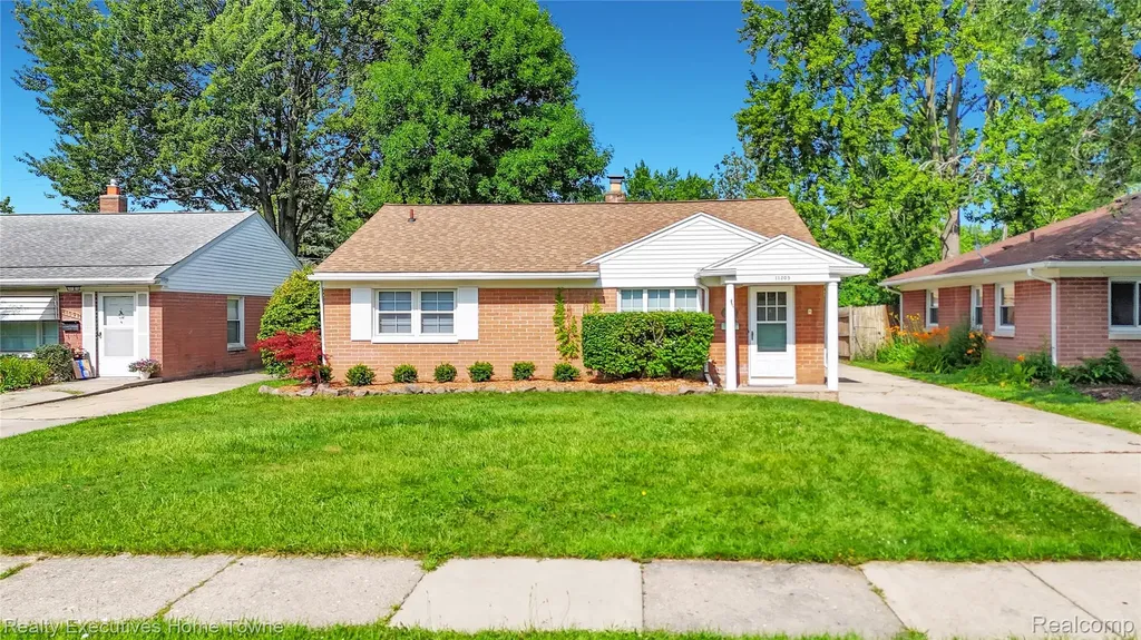 11205 W Clements Circle Livonia City MI 48150