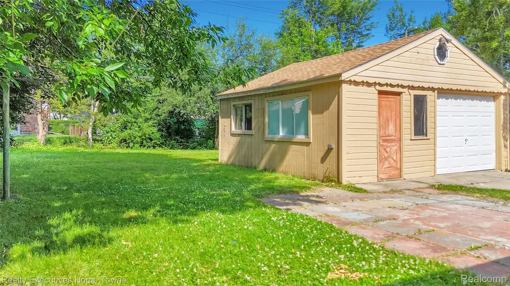 11205 W Clements Circle Livonia City MI 48150