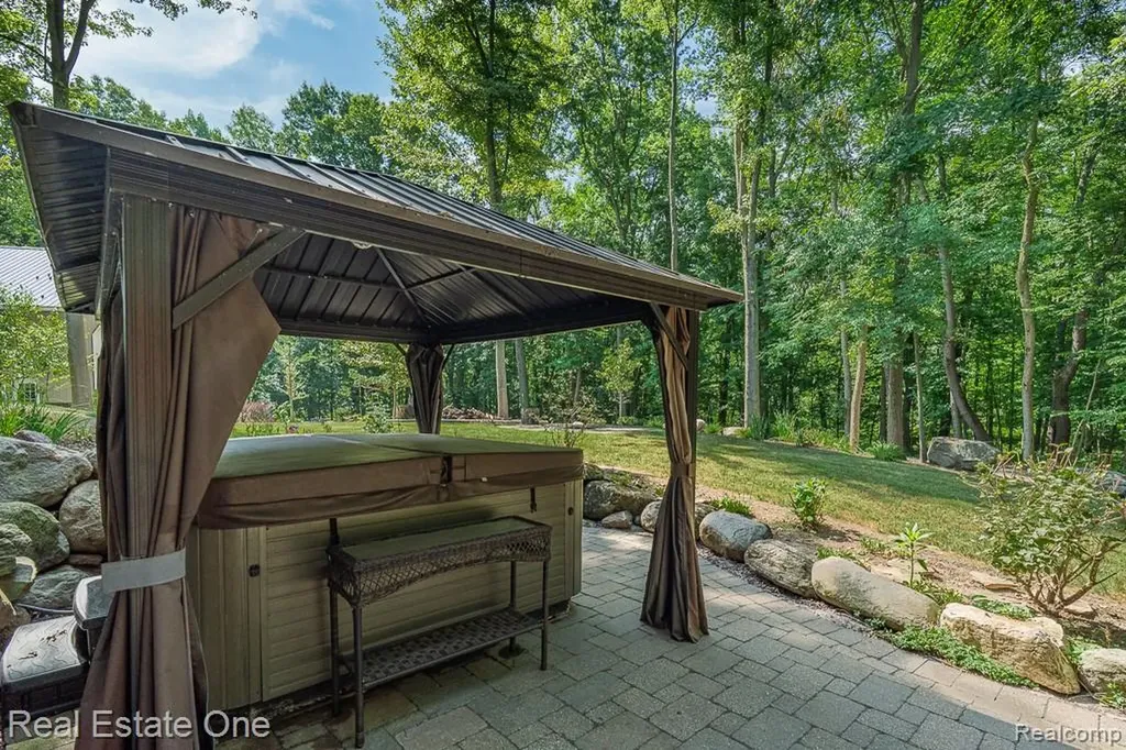2691 Fox Cove Addison Township MI 48370
