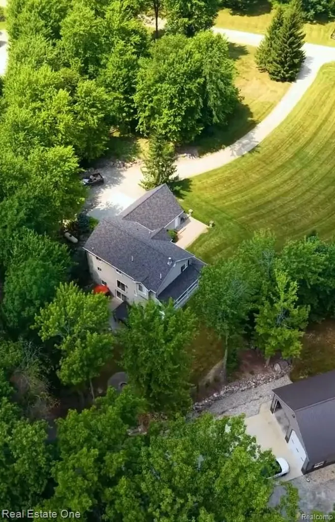 2691 Fox Cove Addison Township MI 48370