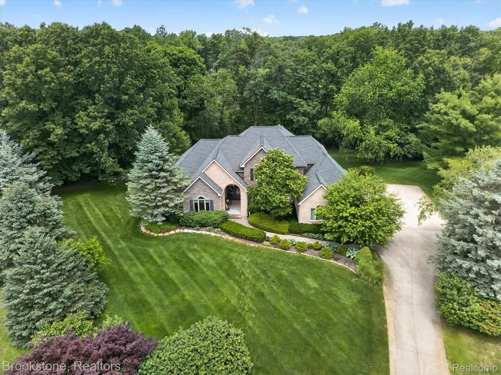 1330 Corey Cove White Lake Charter Township MI 48383