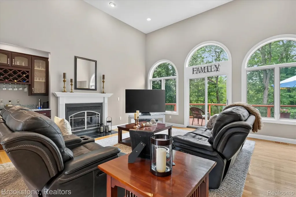 1330 Corey Cove White Lake Charter Township MI 48383