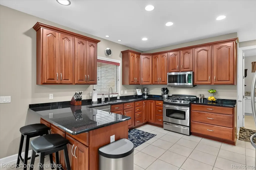 1330 Corey Cove White Lake Charter Township MI 48383