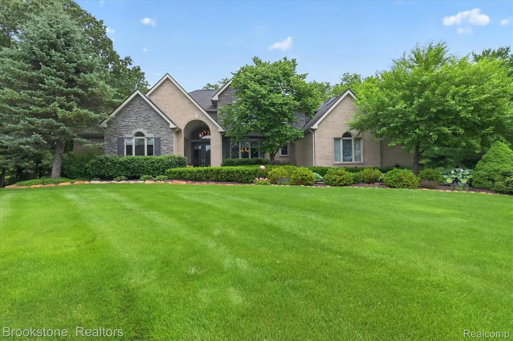 1330 Corey Cove White Lake Charter Township MI 48383