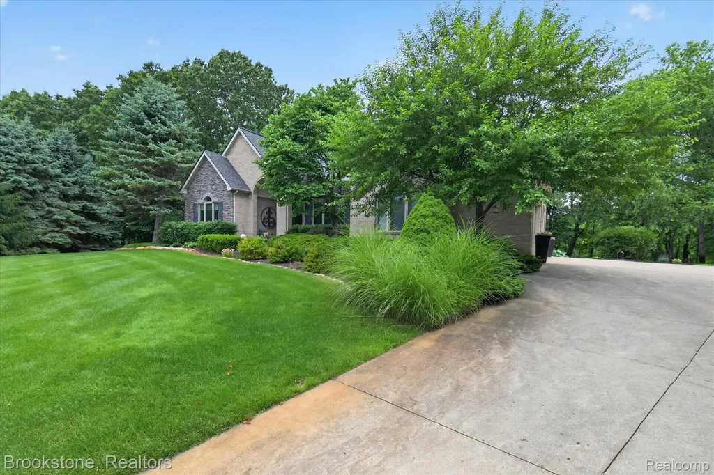 1330 Corey Cove White Lake Charter Township MI 48383