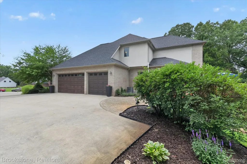 1330 Corey Cove White Lake Charter Township MI 48383
