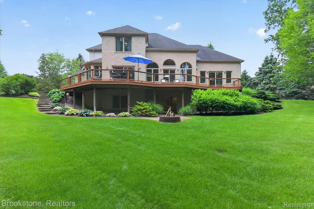 1330 Corey Cove White Lake Charter Township MI 48383