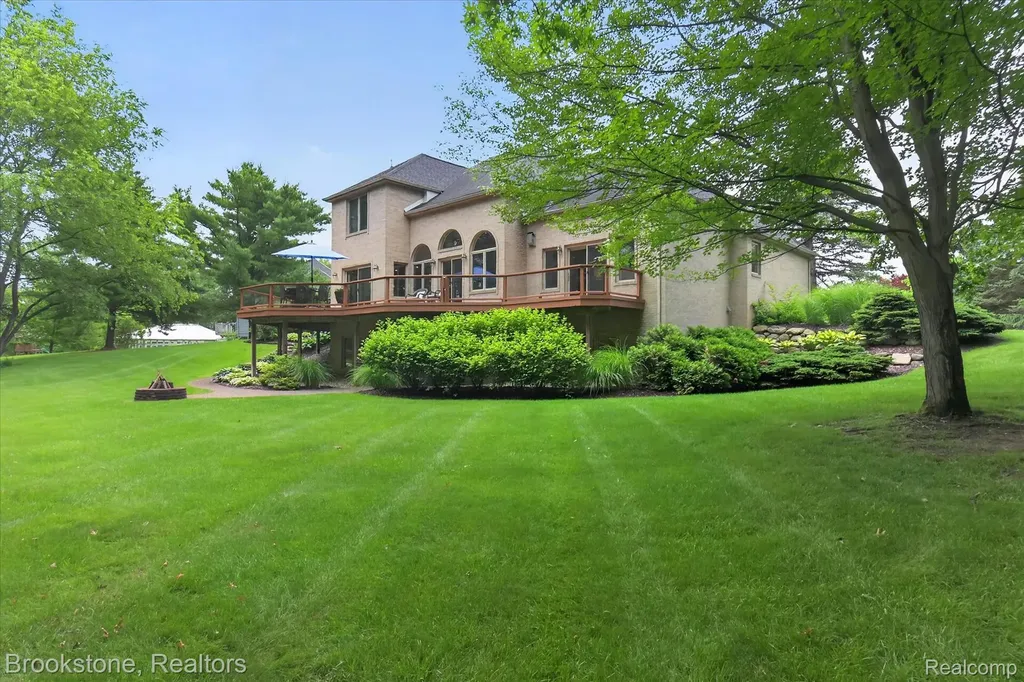 1330 Corey Cove White Lake Charter Township MI 48383