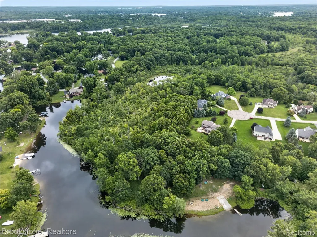1330 Corey Cove White Lake Charter Township MI 48383