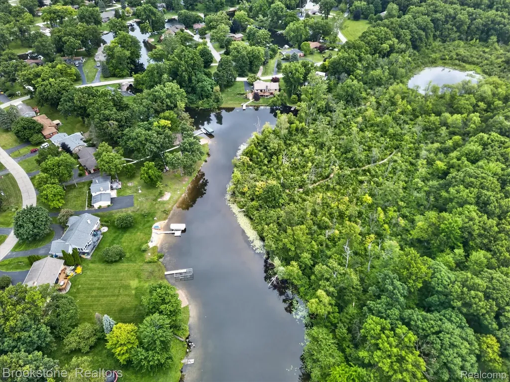 1330 Corey Cove White Lake Charter Township MI 48383
