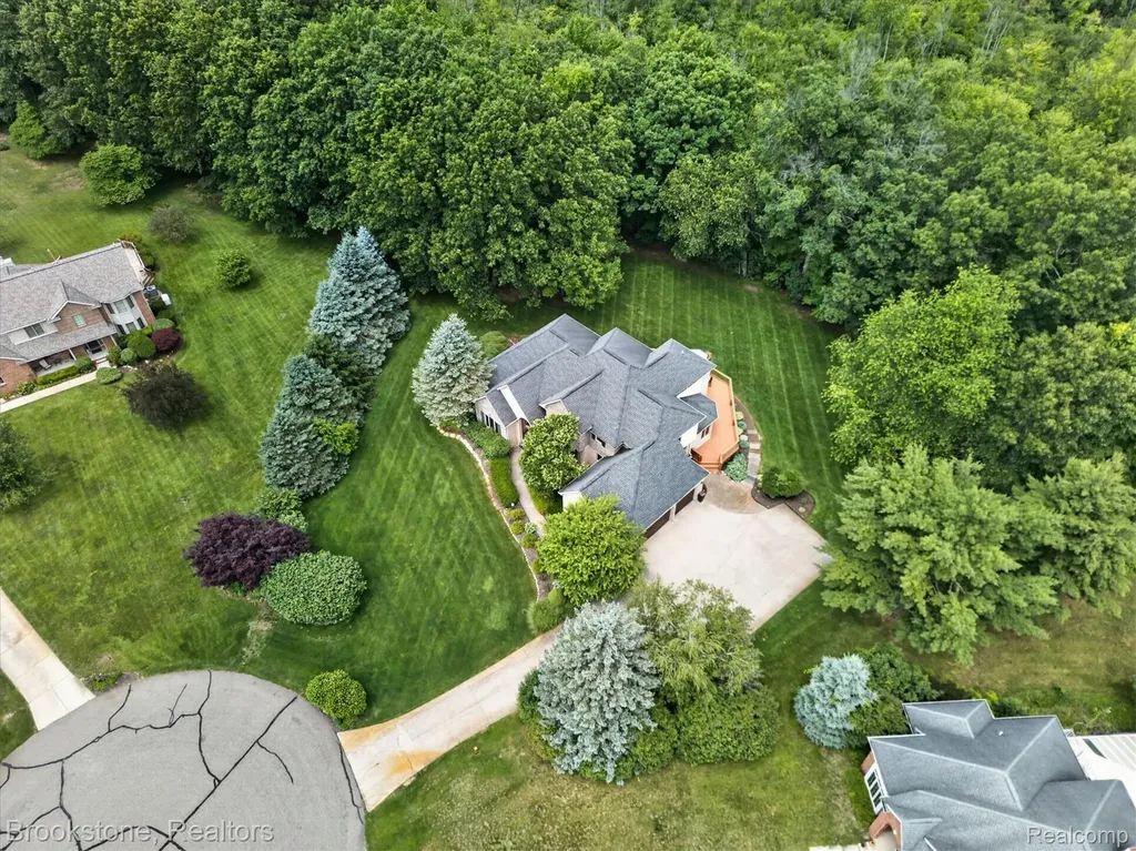 1330 Corey Cove White Lake Charter Township MI 48383