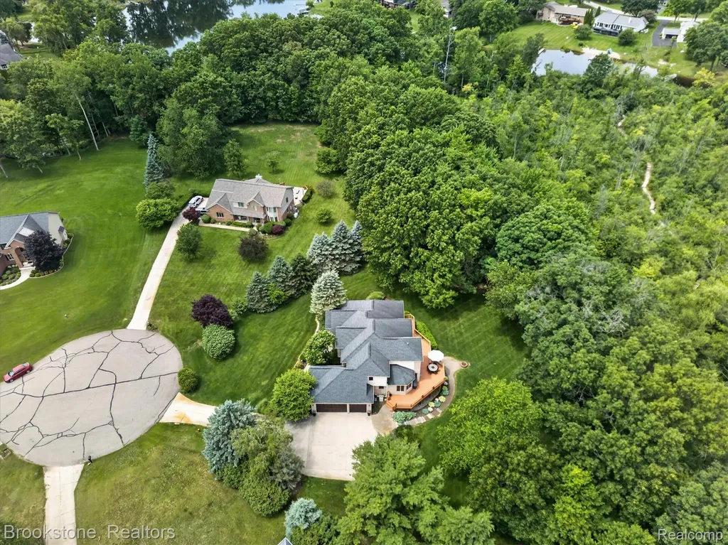 1330 Corey Cove White Lake Charter Township MI 48383