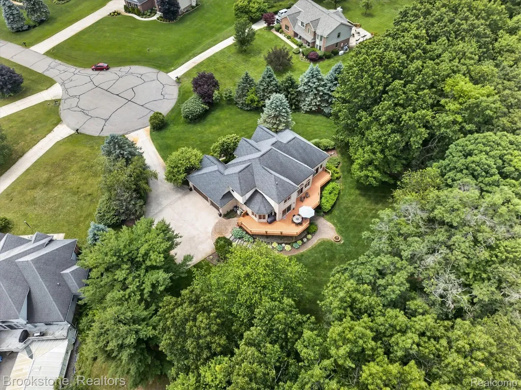 1330 Corey Cove White Lake Charter Township MI 48383