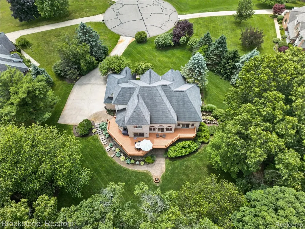 1330 Corey Cove White Lake Charter Township MI 48383