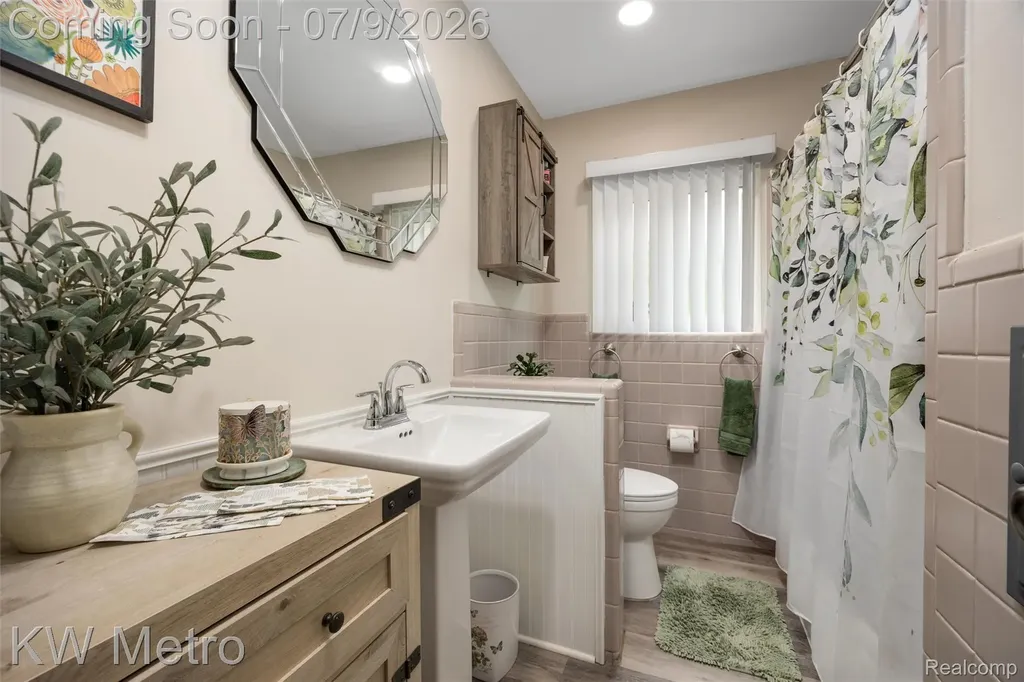 20665 Woodcrest Street Harper Woods City MI 48225