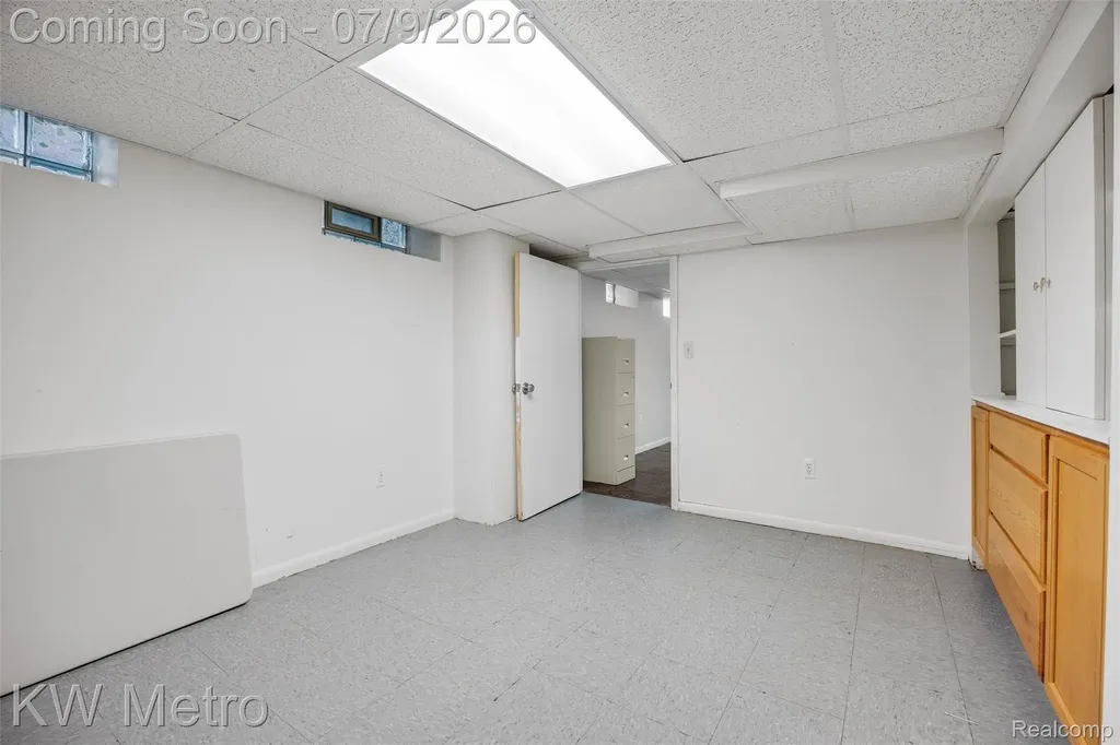 20665 Woodcrest Street Harper Woods City MI 48225