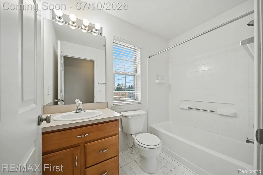 1582 Devon Lane Troy City MI 48084