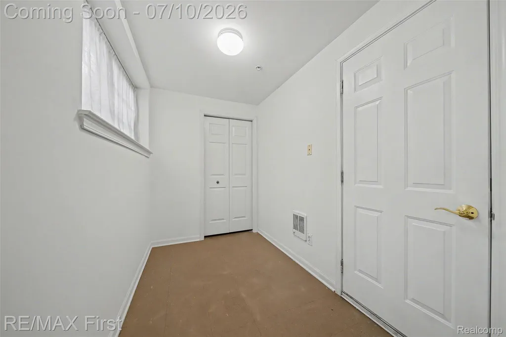 1582 Devon Lane Troy City MI 48084