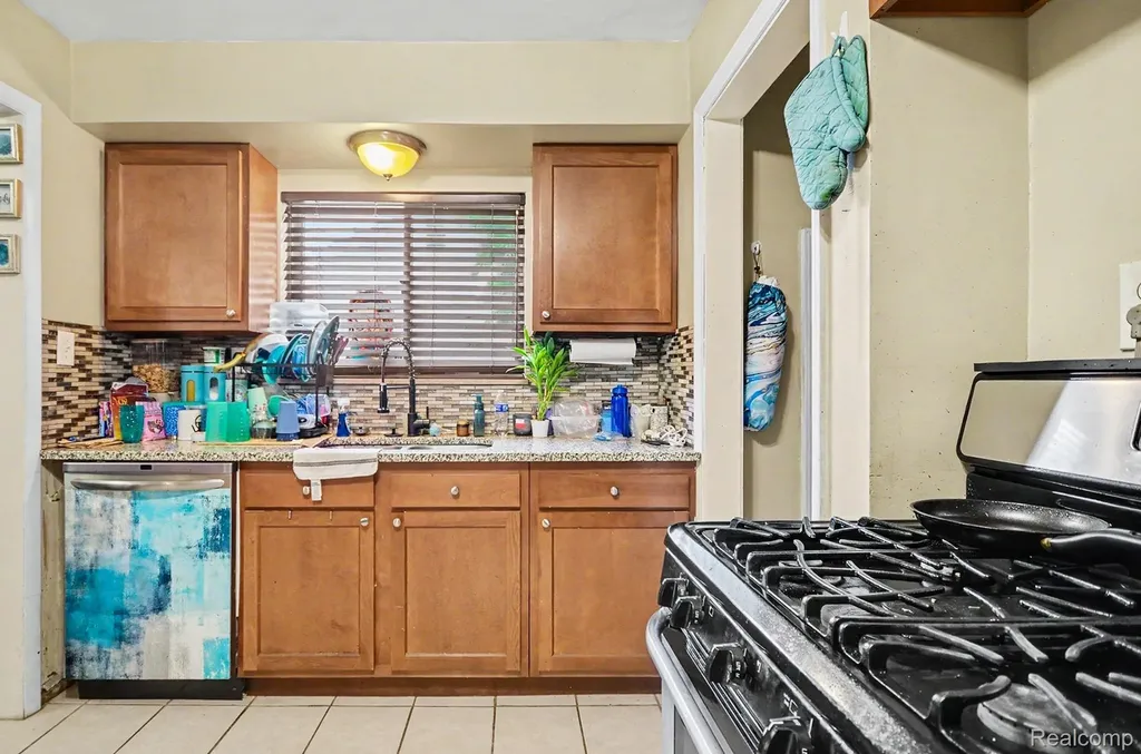 23116 Beechwood Avenue Eastpointe City MI 48021