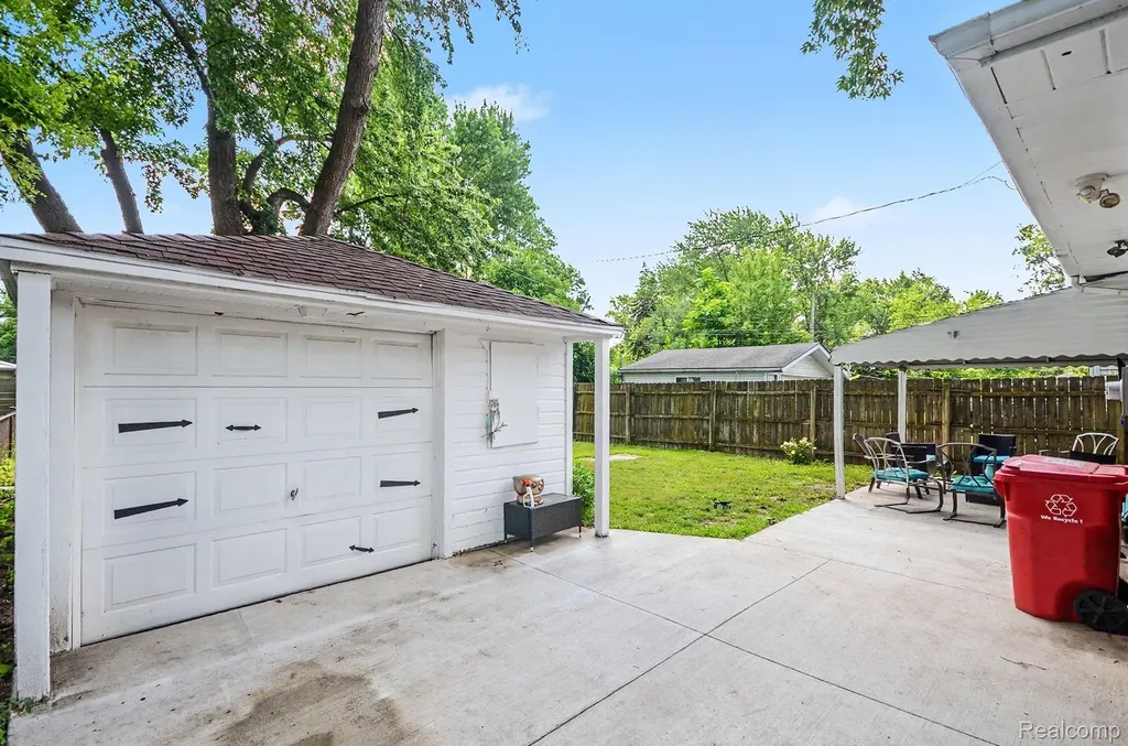23116 Beechwood Avenue Eastpointe City MI 48021