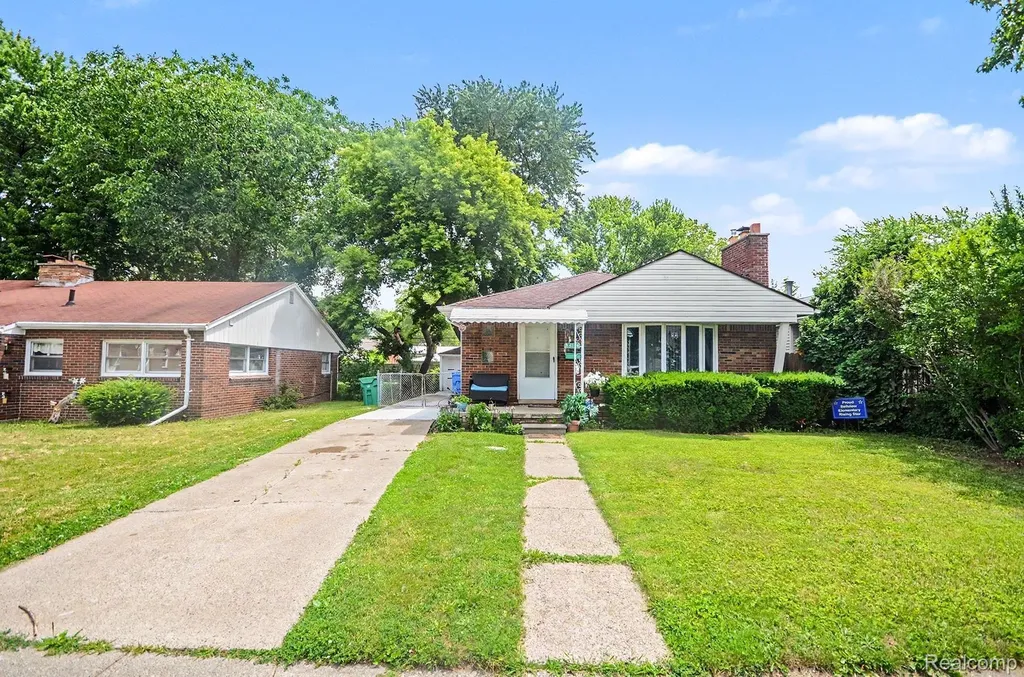 23116 Beechwood Avenue Eastpointe City MI 48021
