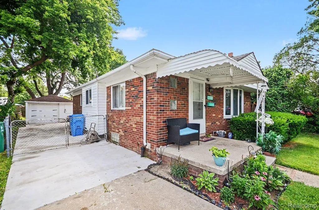 23116 Beechwood Avenue Eastpointe City MI 48021