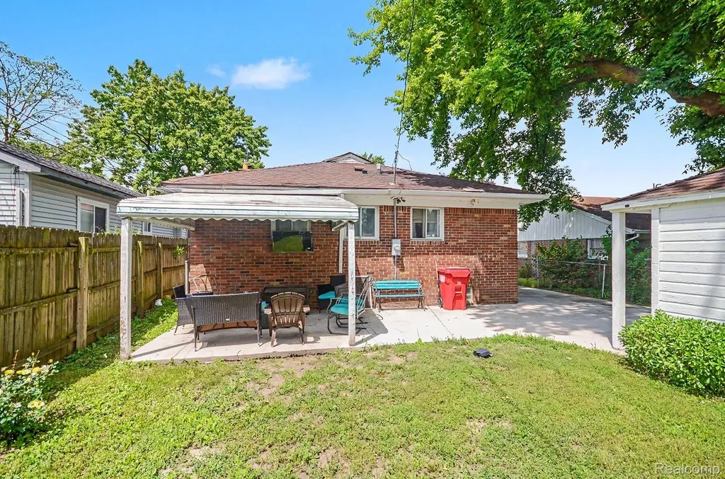 23116 Beechwood Avenue Eastpointe City MI 48021