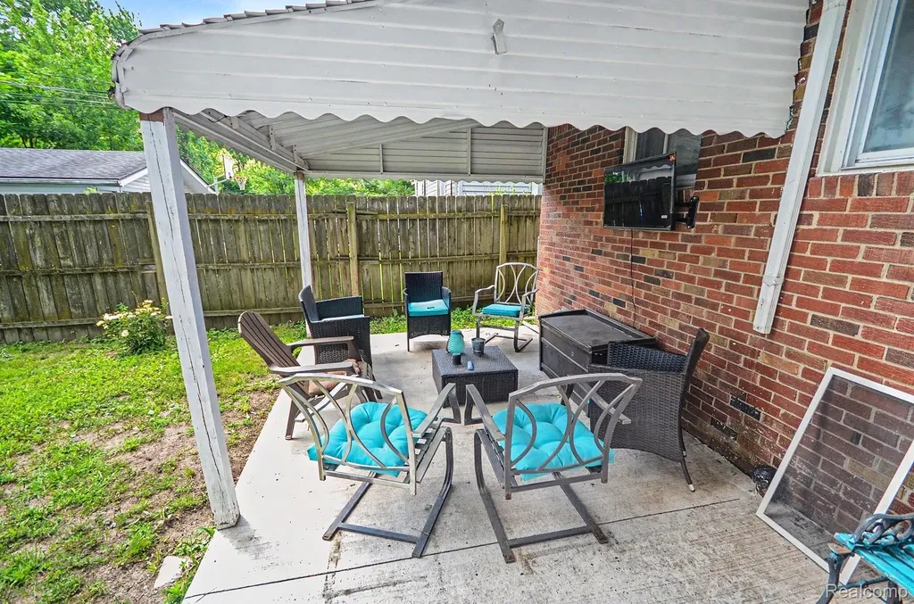 23116 Beechwood Avenue Eastpointe City MI 48021