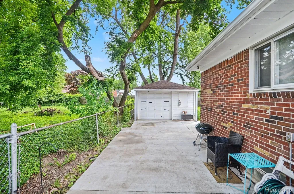 23116 Beechwood Avenue Eastpointe City MI 48021