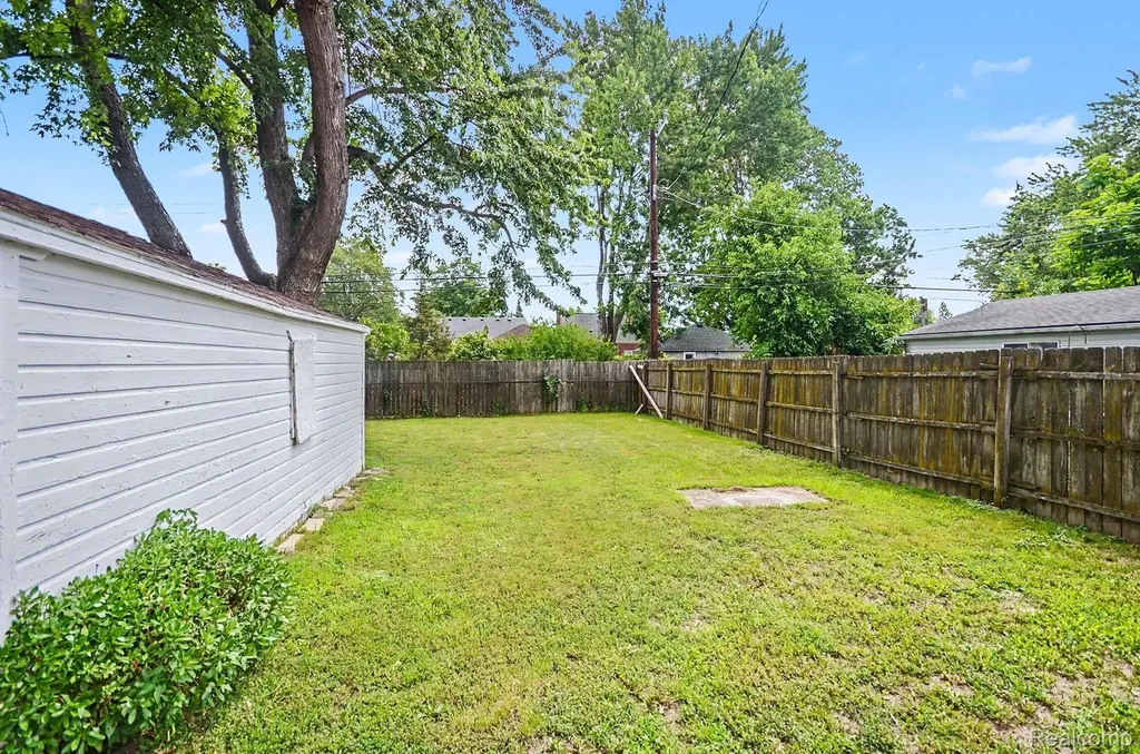 23116 Beechwood Avenue Eastpointe City MI 48021