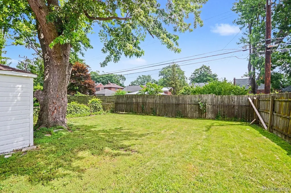 23116 Beechwood Avenue Eastpointe City MI 48021