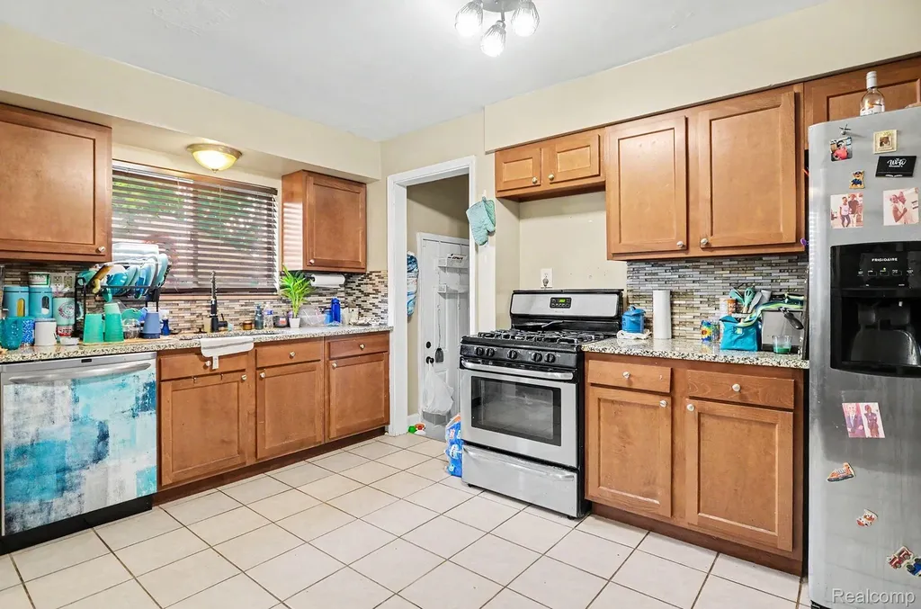 23116 Beechwood Avenue Eastpointe City MI 48021