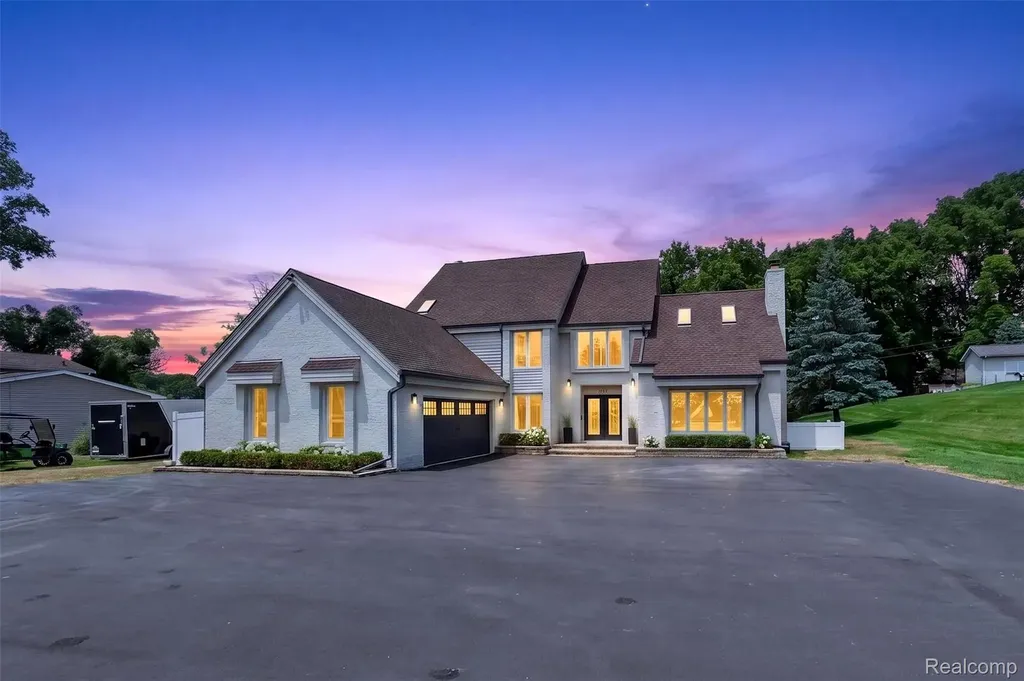 5136 Commerce Road West Bloomfield Charter Township MI 48324