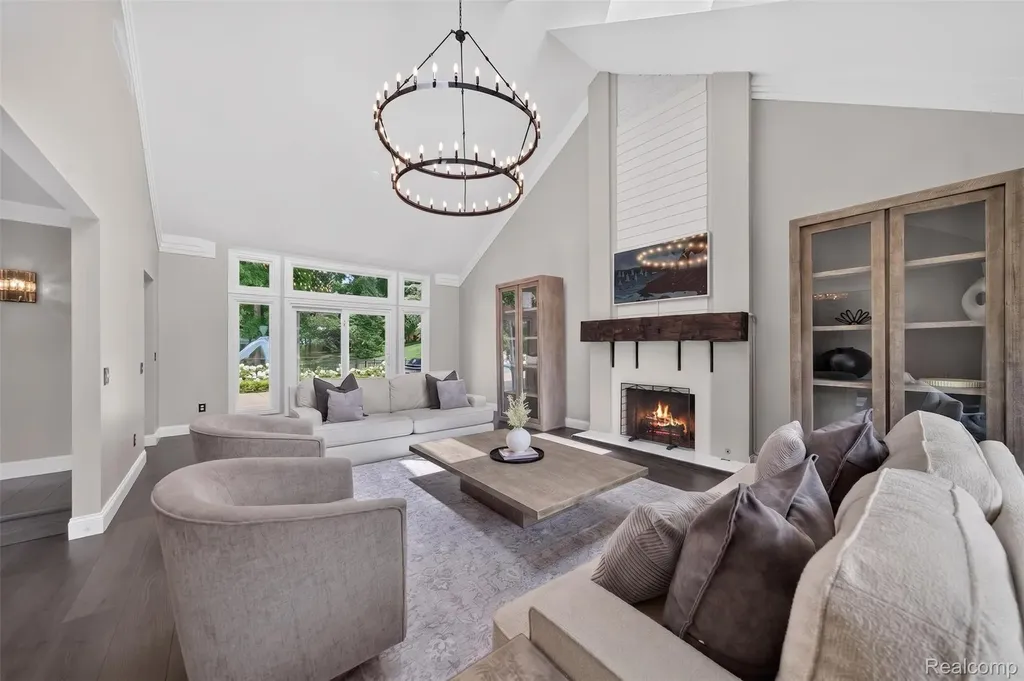 5136 Commerce Road West Bloomfield Charter Township MI 48324