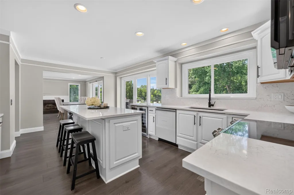 5136 Commerce Road West Bloomfield Charter Township MI 48324
