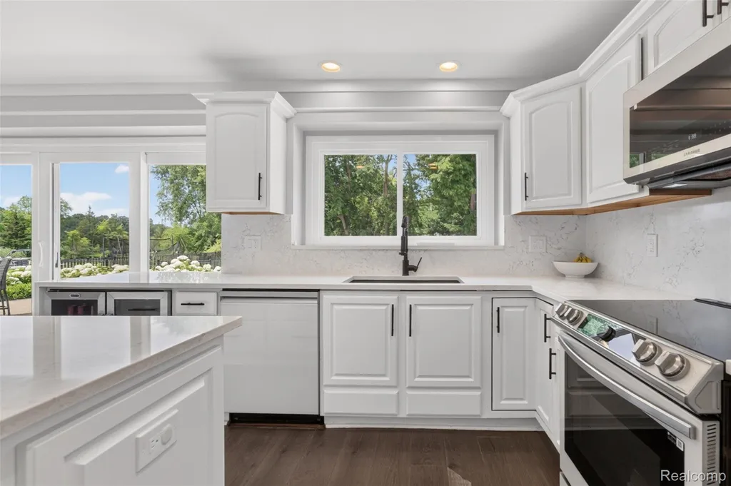 5136 Commerce Road West Bloomfield Charter Township MI 48324