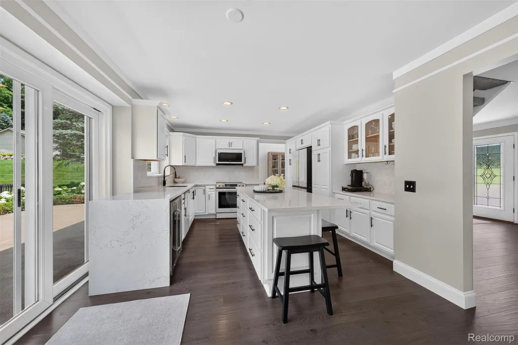 5136 Commerce Road West Bloomfield Charter Township MI 48324