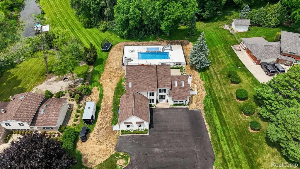 5136 Commerce Road West Bloomfield Charter Township MI 48324
