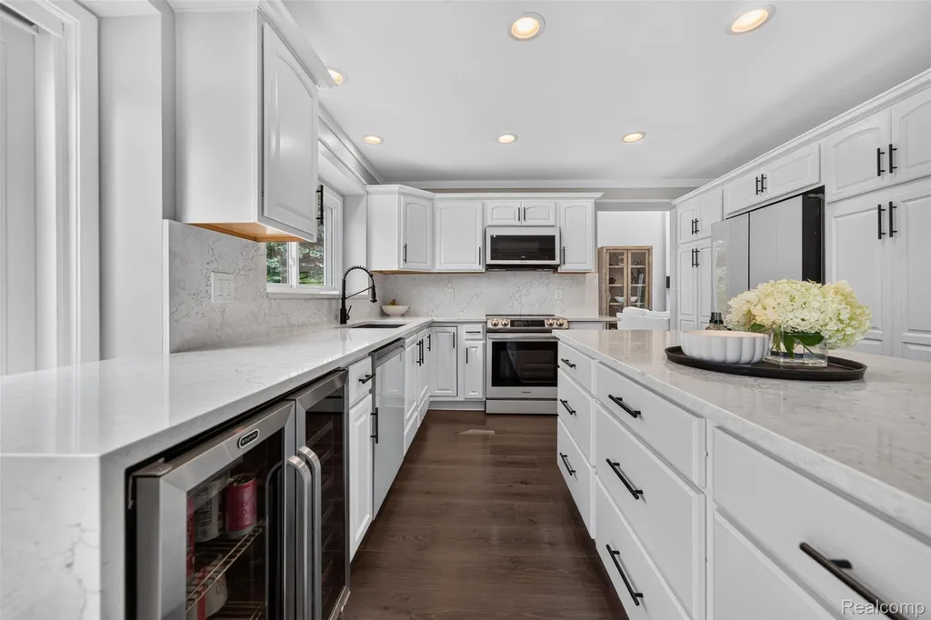 5136 Commerce Road West Bloomfield Charter Township MI 48324
