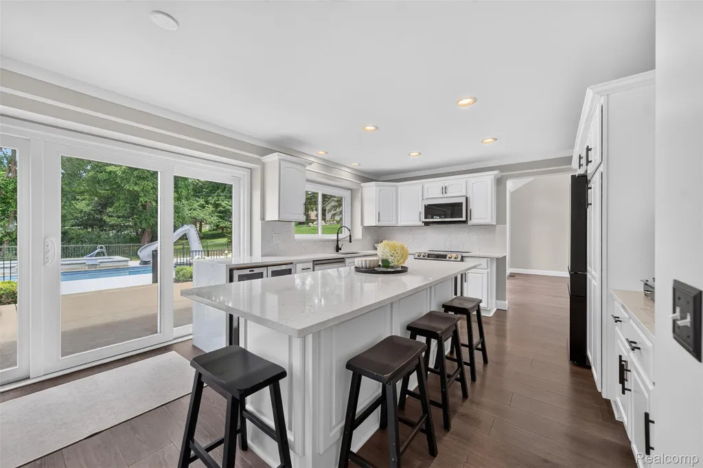 5136 Commerce Road West Bloomfield Charter Township MI 48324
